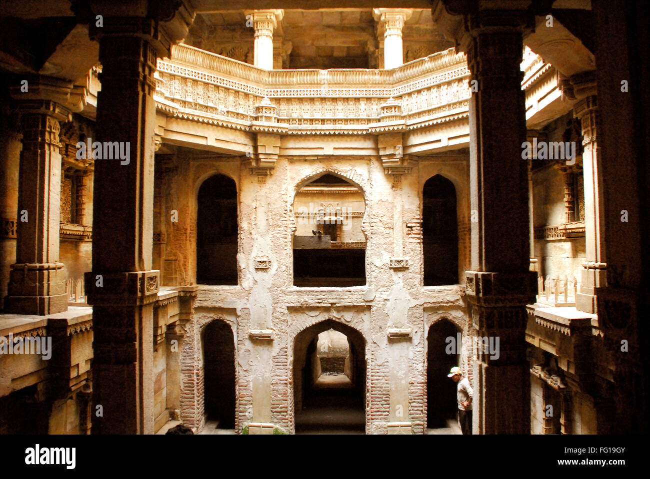 Archäologische und historische Multi Lagerung unterirdische Kanalisation Steigbügel gut Adalaj Vaw Bu, Gujarat, Indien Stockfoto