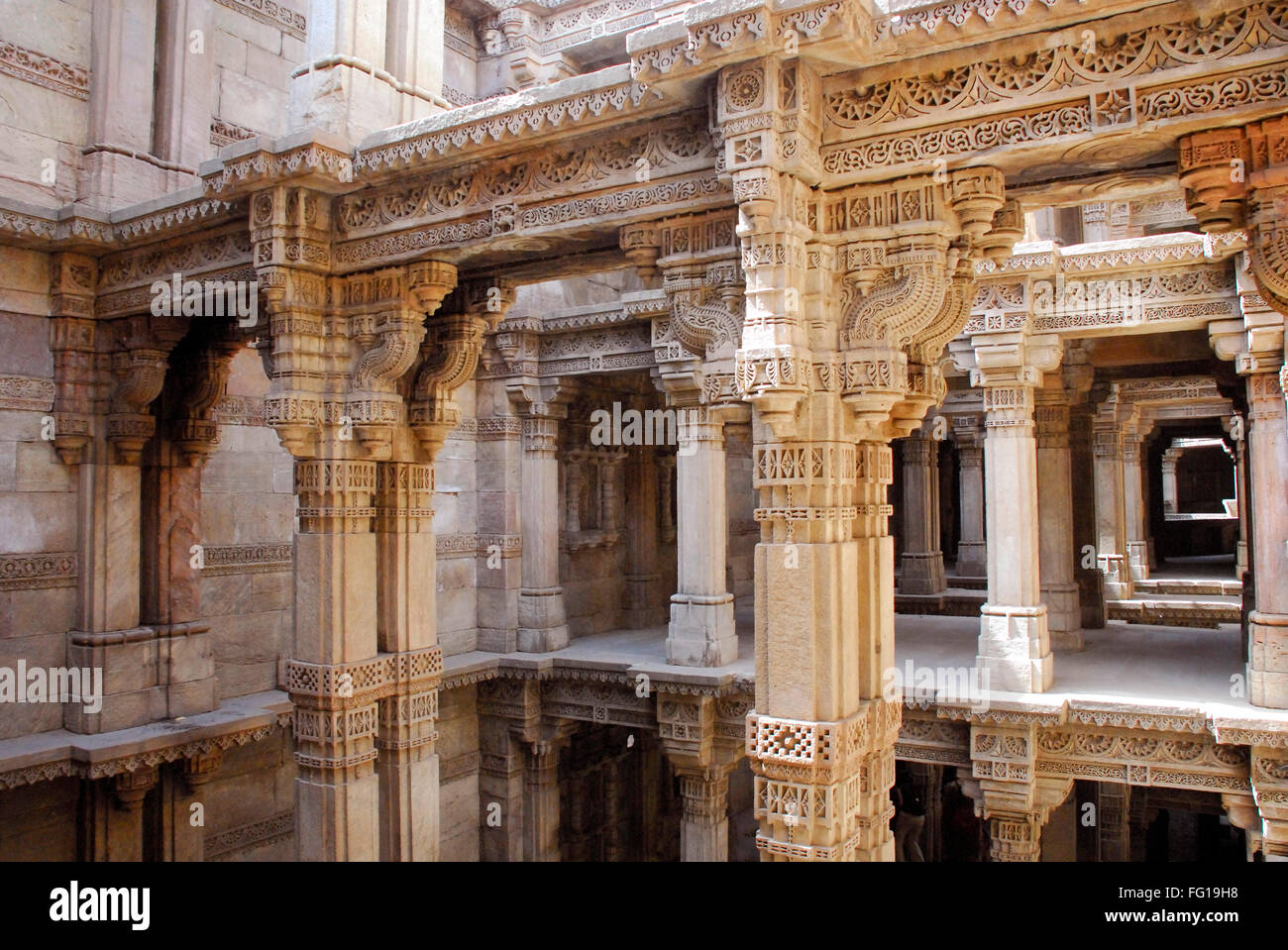 Archäologische und historische Multi Lagerung unterirdische Kanalisation Steigbügel gut Adalaj Vaw Bu, Gujarat, Indien Stockfoto