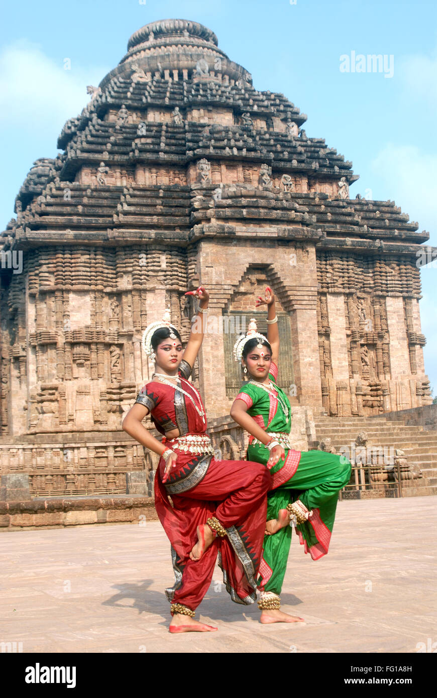 Tänzerinnen klassischen traditionellen Odissi Tanz vor Konarak Sonne Tempel, Konarak, Orissa, Indien Herr # 736 C, 736 D Stockfoto