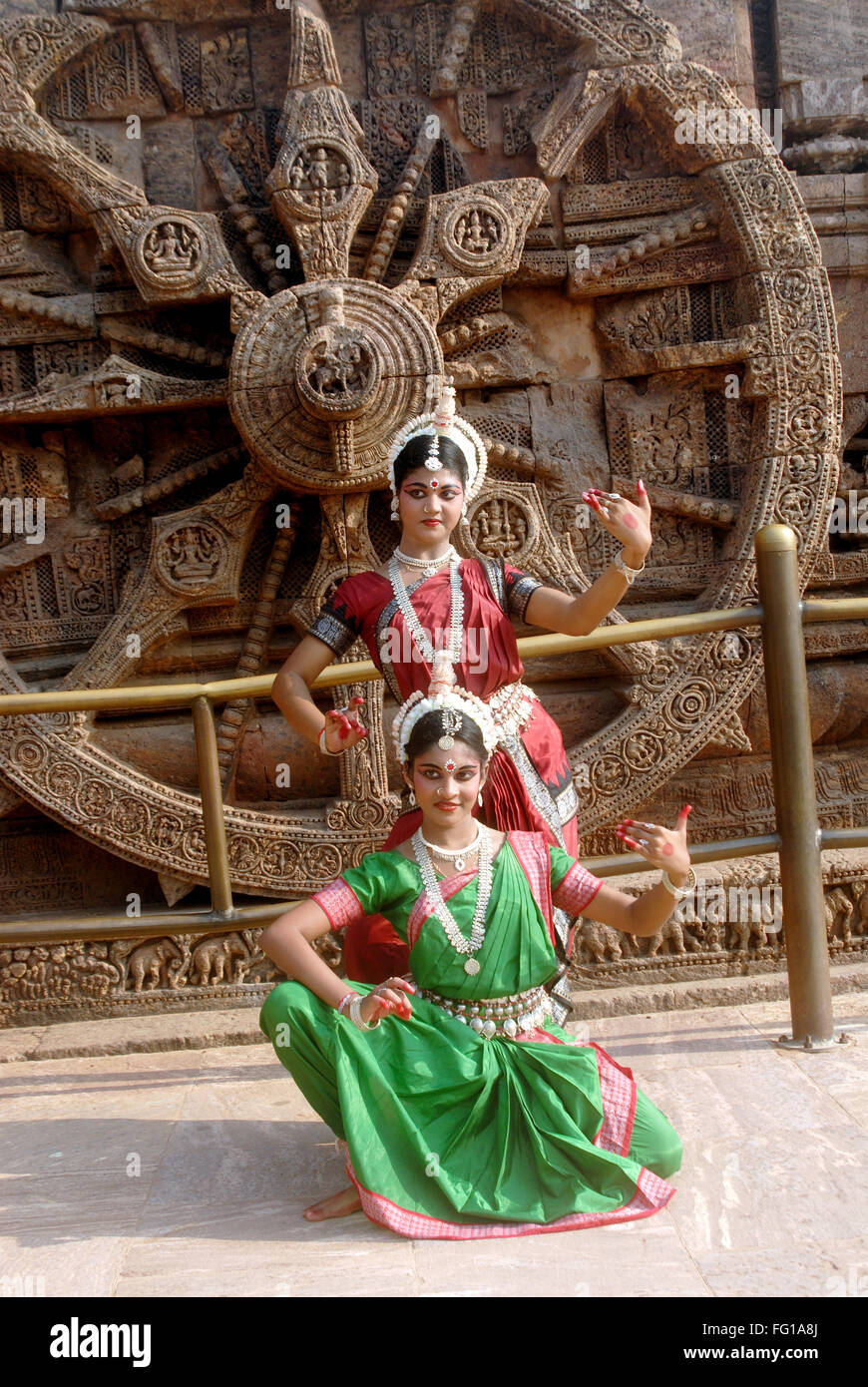 Tänzerinnen klassischen traditionellen Odissi Tanz an Konarak Sonne Tempel, Konarak, Orissa, Indien Herr # 736C, 736D Stockfoto