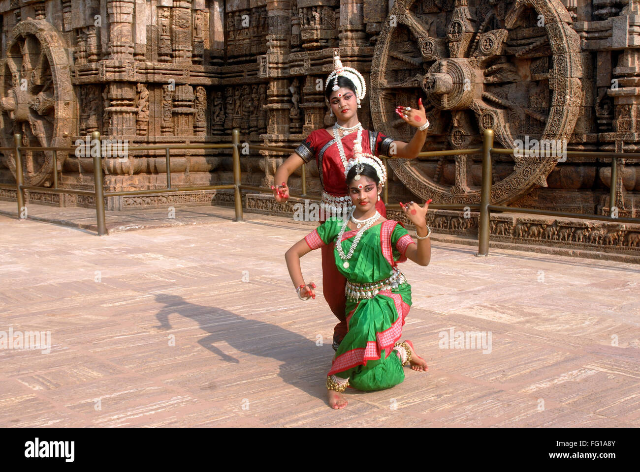 Tänzerinnen klassischen traditionellen Odissi Tanz an Konarak Sonne Tempel, Konarak, Orissa, Indien Herr # 736C, 736D Stockfoto