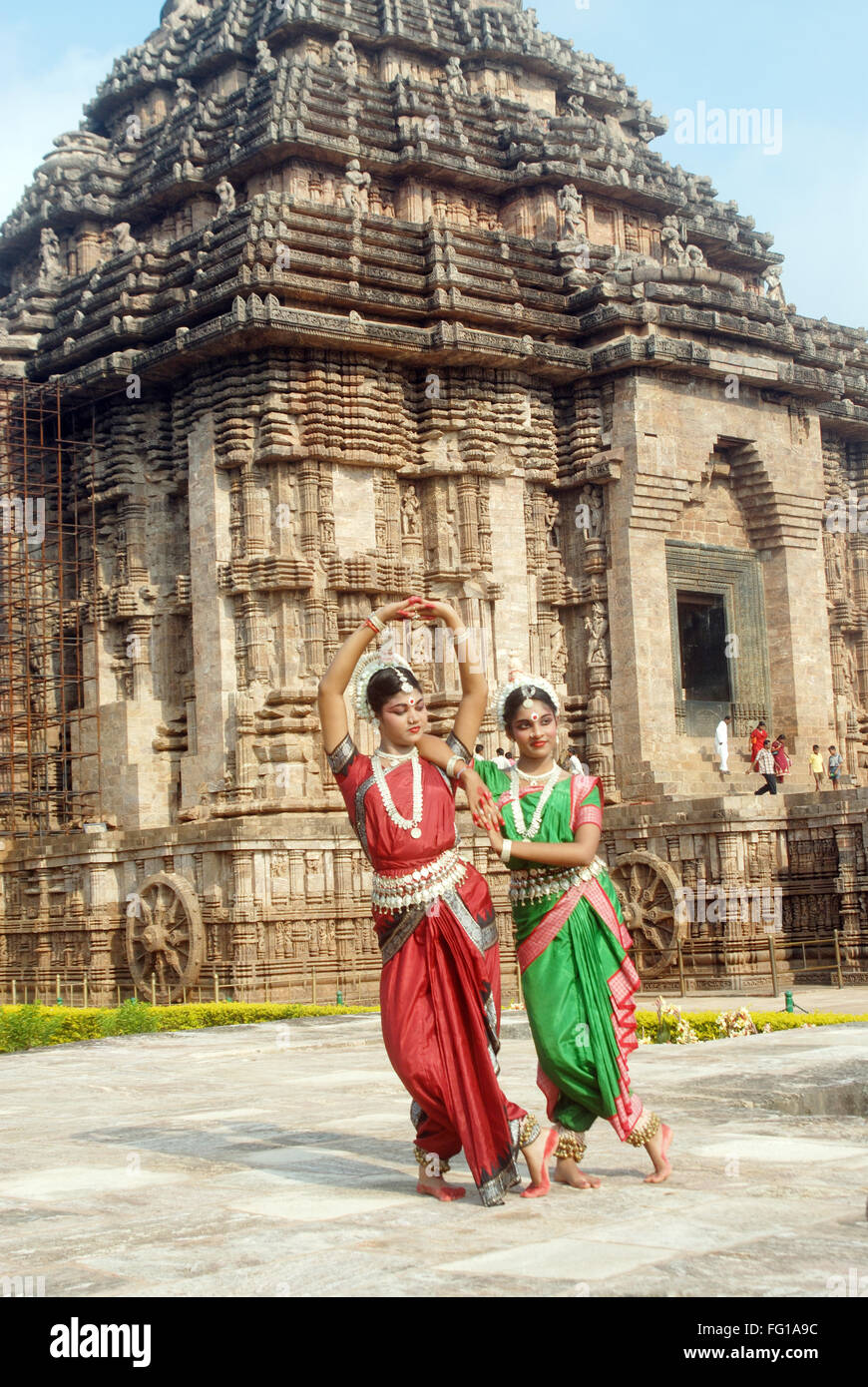 Tänzerinnen klassischen traditionellen Odissi Tanz an Konarak Sonne Tempel, Konarak, Orissa, Indien Herr # 736C, 736D Stockfoto