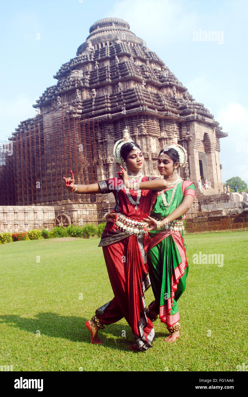 Tänzerinnen klassischen traditionellen Odissi Tanz an Konarak Sonne Tempel, Konarak, Orissa, Indien Herr # 736C, 736D Stockfoto