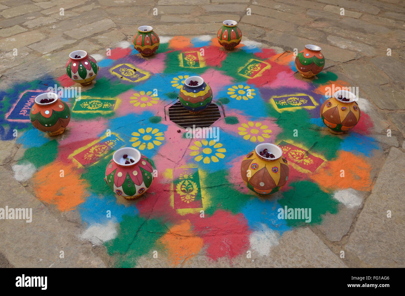 Rangoli mit gemaltem Mangal Kalash bei Ajmer Rajasthan Indien Stockfoto