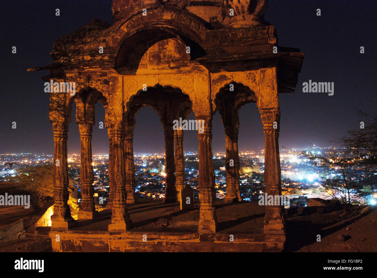 Sun City bei Nacht Kenotaph im Vordergrund, Jodhpur, Rajasthan, Indien Stockfoto