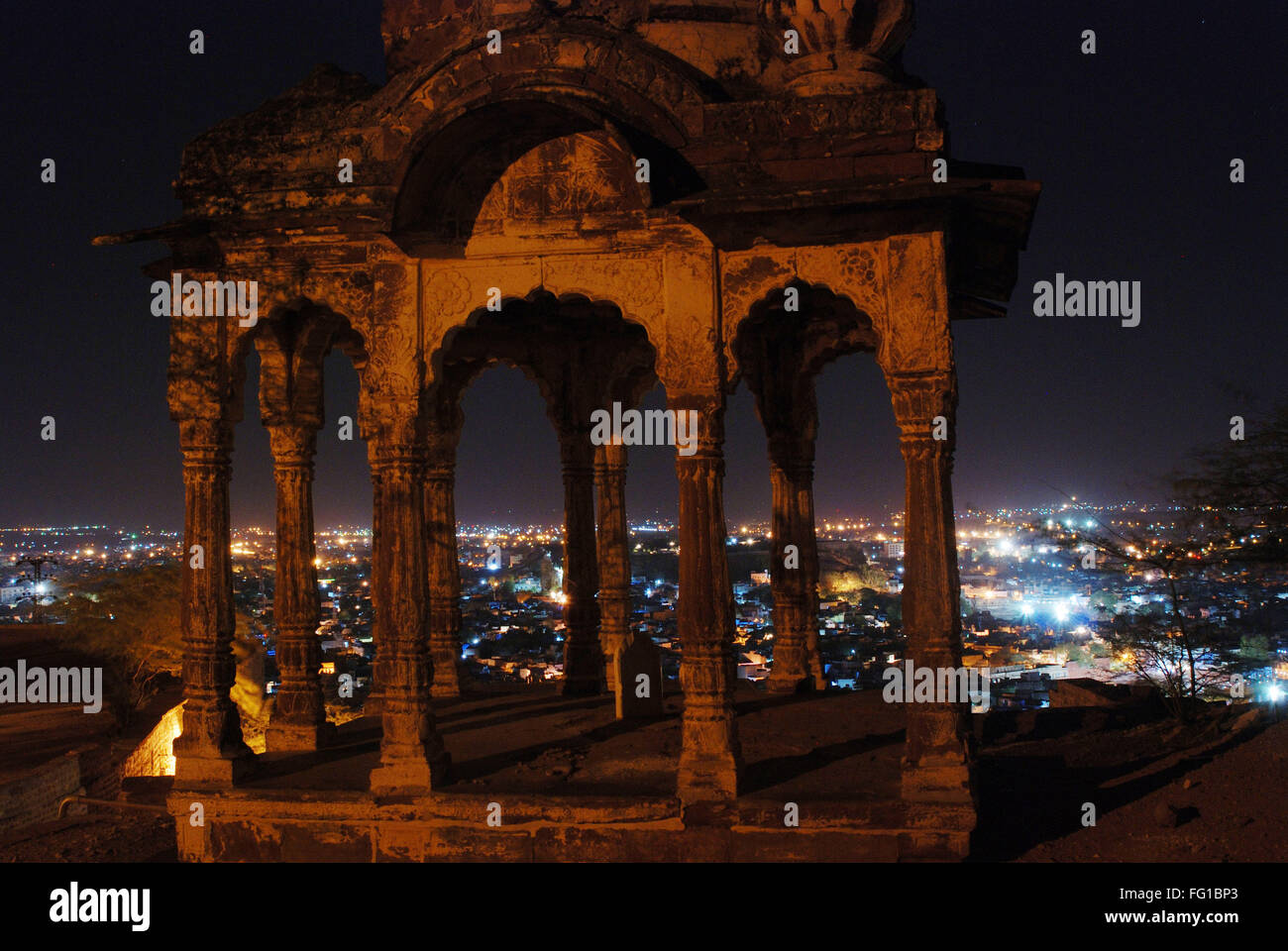 Sun City bei Nacht Kenotaph im Vordergrund, Jodhpur, Rajasthan, Indien Stockfoto