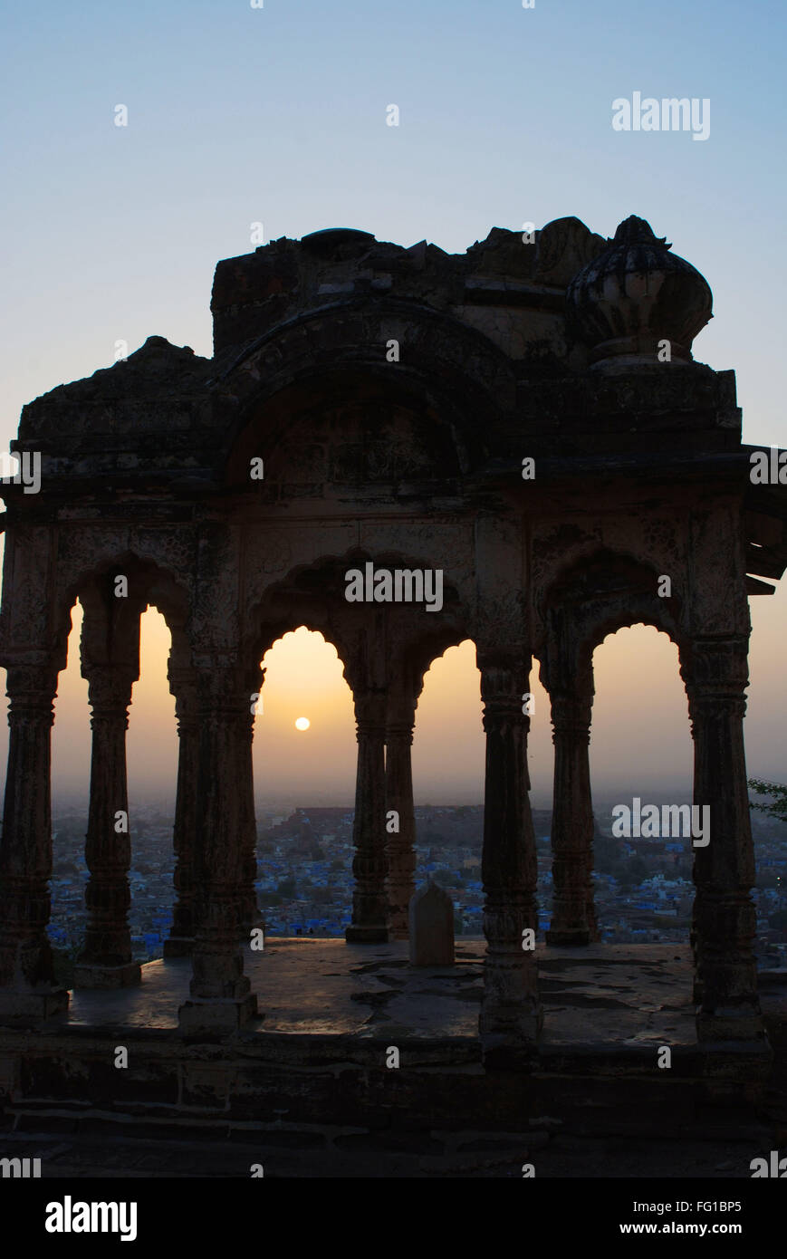 Sonnenaufgang in Sonnenstadt durch alte Chhatri, Jodhpur, Rajasthan, Indien Stockfoto