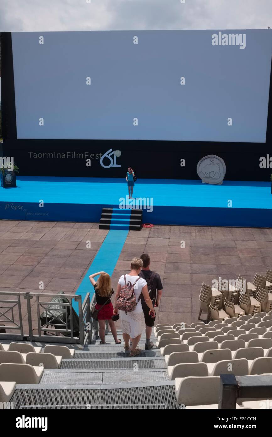 Die "Greek Theatre" aus dem dritten Jahrhundert v. Chr. mit der Bühne Satz von Taormina Film Festival 2015. Stockfoto