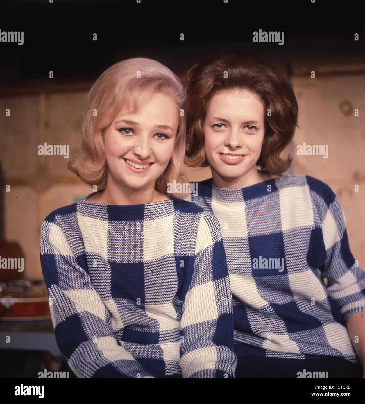 DIE CARAVELLES englische pop-Duo auf Ready Steady Go! im Jahr 1963 mit Lois Wilkinson auf der linken Seite und Andrea Simpson. Foto Tony Gale Stockfoto