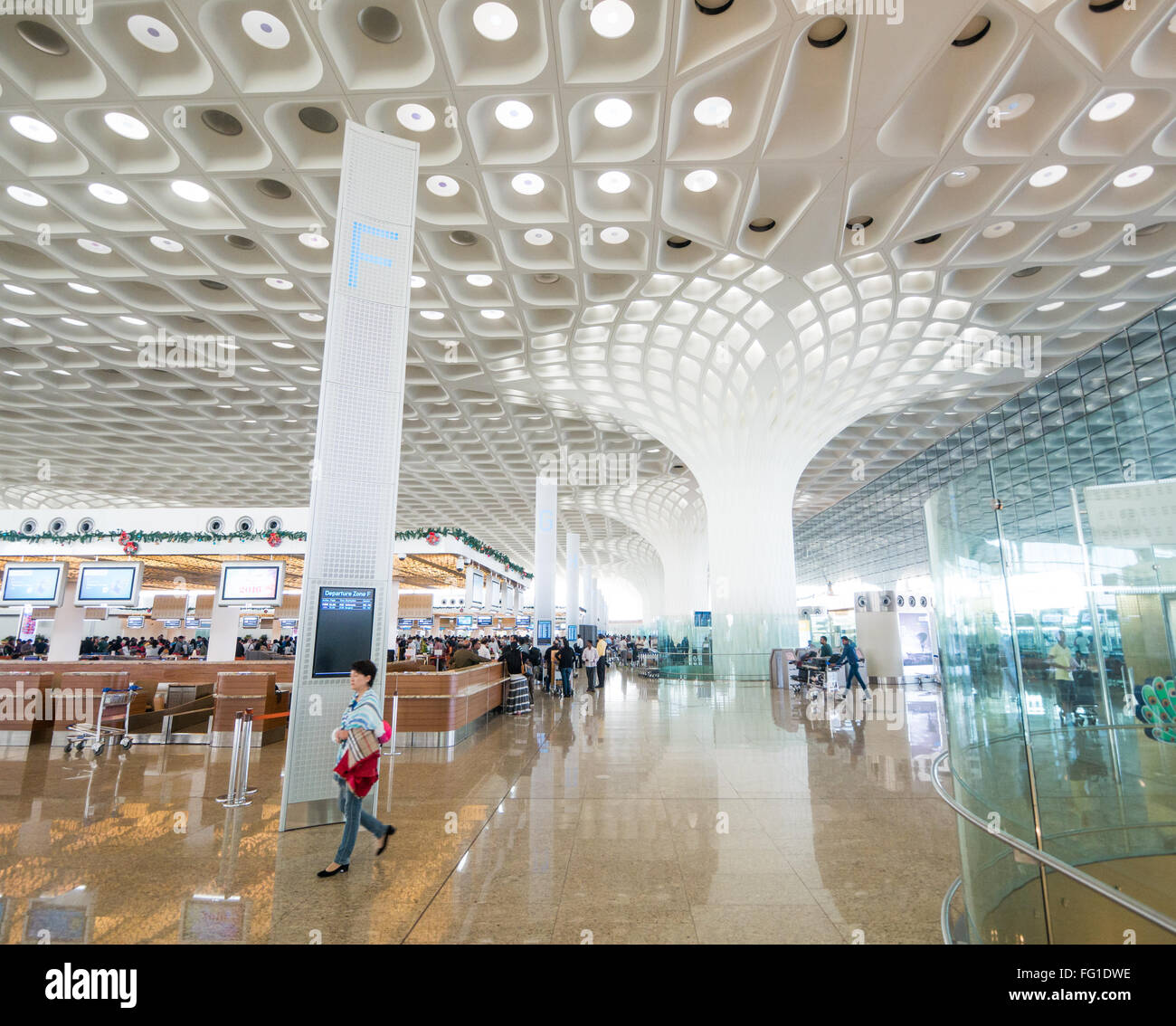 Abflughalle im Terminal 2 am Flughafen Chhatrapati Shivaji in Mumbai Indien Stockfoto