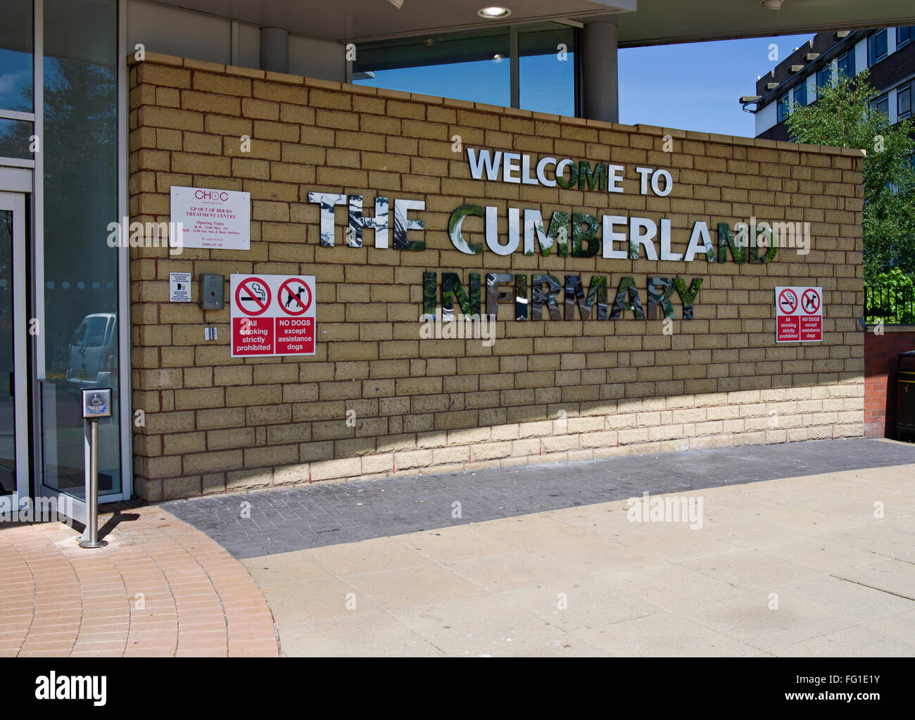 Willkommen Sie Schild am Haupteingang an der Cumberland Krankenstation, die größeren NHS Krankenhaus tätig in Carlisle und North Cumbria, England UK Stockfoto