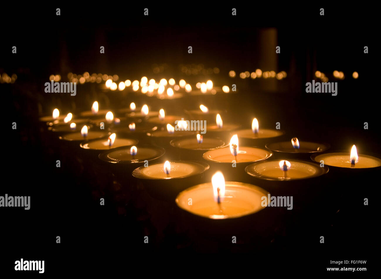 Butter Diyas brennen in Tsuglagkhang complex Dalai Lama Tempel, Mcleod Ganj Himachal Pradesh, Himalaya, Indien Stockfoto