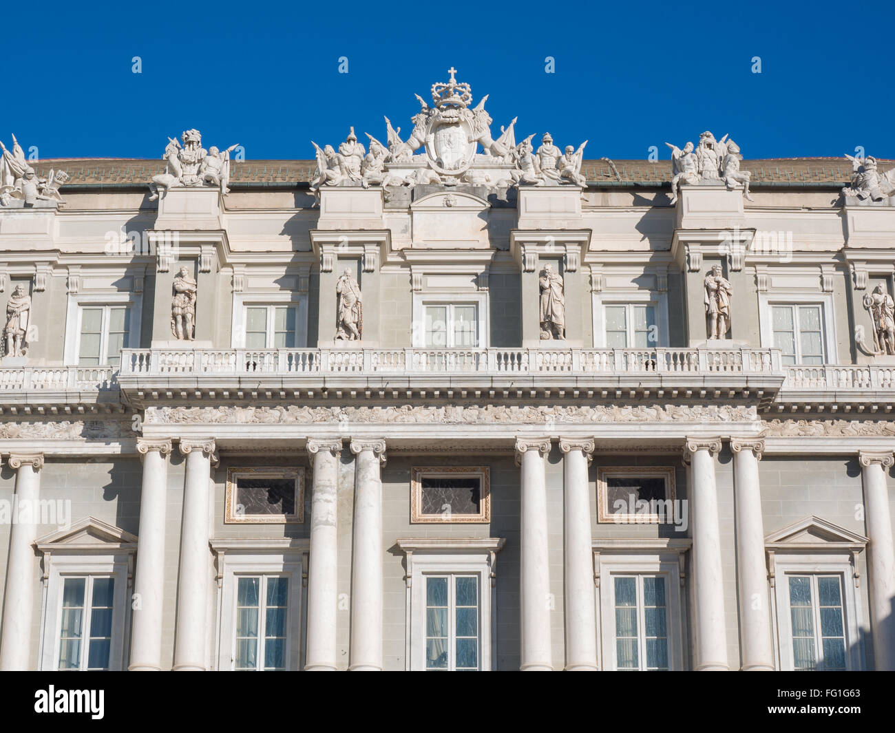 Detail der neoklassizistischen Fassade des Dogenpalast (Palazzo Ducale) in Genua von der Piazza Matteotti Stockfoto