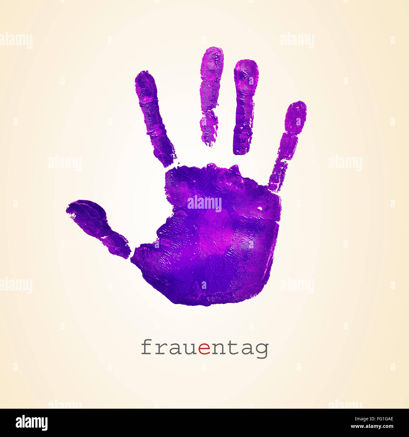 eine violette Handabdruck und Text Frauentag, Womens Tag auf Deutsch, auf einem beigen Hintergrund Stockfoto