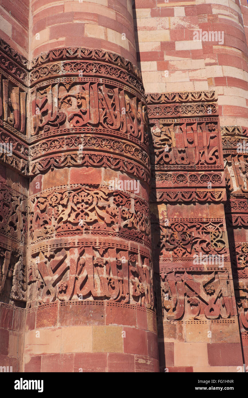 Basis der Qutab Minar besteht aus Alternative Runde und dreieckige Elemente roten Sandstein Turm, Delhi, Indien Stockfoto