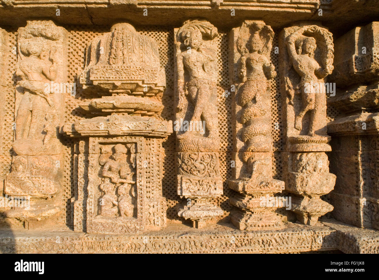 Naga halb Mensch halb Schlange Kreatur der hinduistischen Mythologie erscheint, die von Tänzern und Skulptur Sonne Tempel komplex Konarak Orissa Odisha Indien flankiert Stockfoto