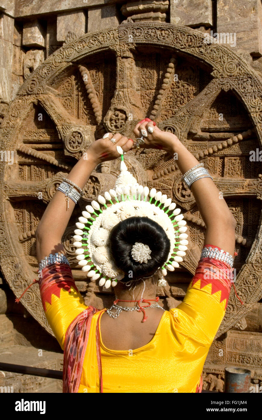 Odissi Tänzer Streik Pose re erlässt indische Mythen solche Ramayana vorderen ikonischen Sonnenwagen Sonne Tempelanlage Konarak Orissa Stockfoto