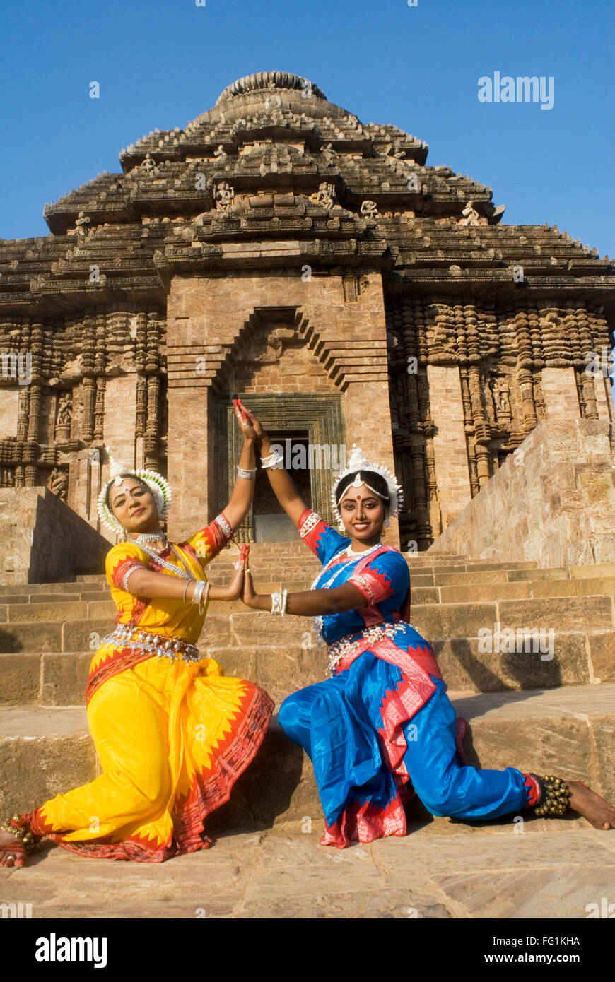 Odissi Tänzer Streik Pose re-inszeniert indischen Mythen wie Ramayana vor Sonne Tempel Komplex Konarak Orissa Stockfoto
