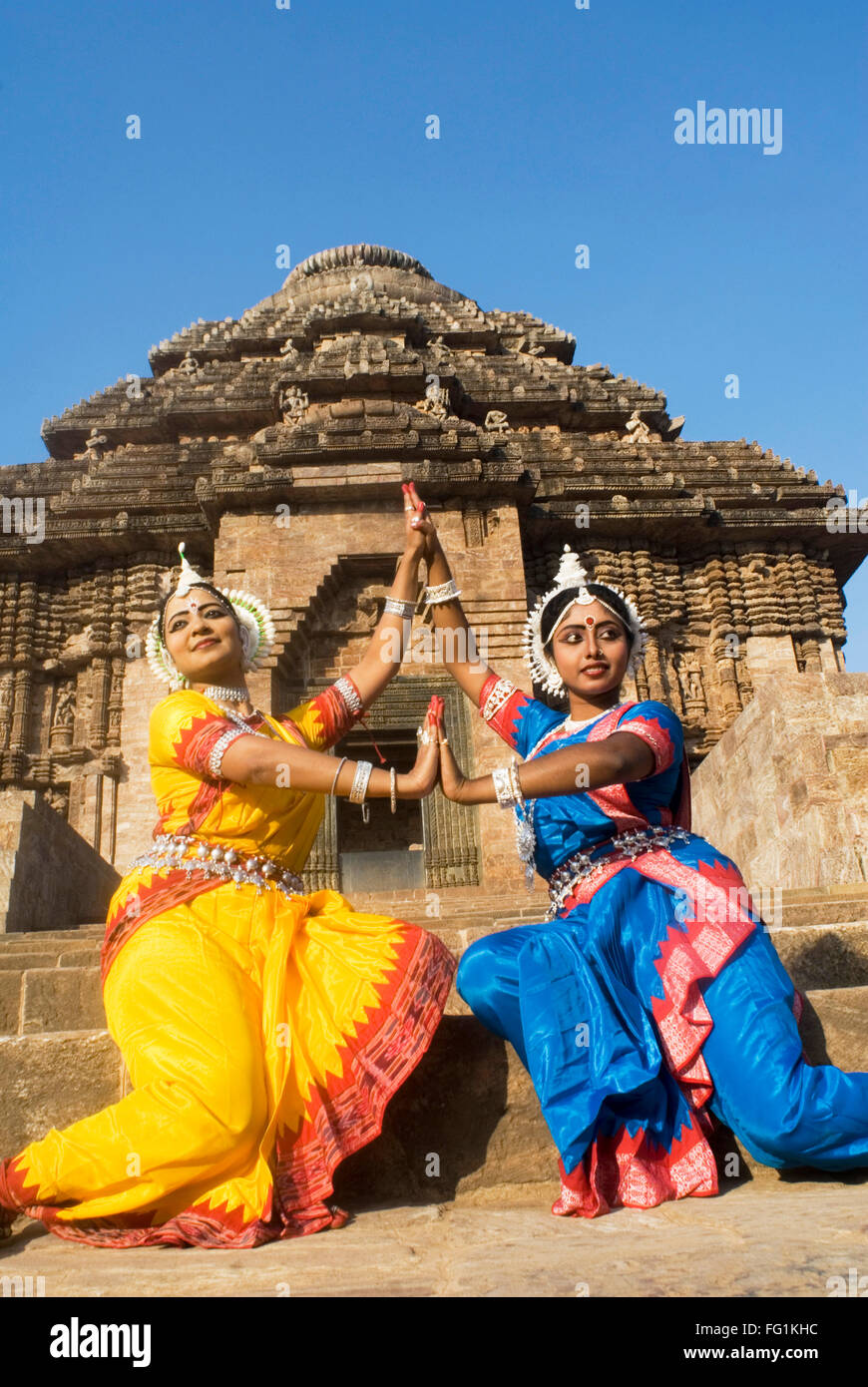 Odissi Tänzer Streik Pose re-inszeniert indischen Mythen wie Ramayana vor Sonne Tempel Komplex Konarak Orissa Stockfoto