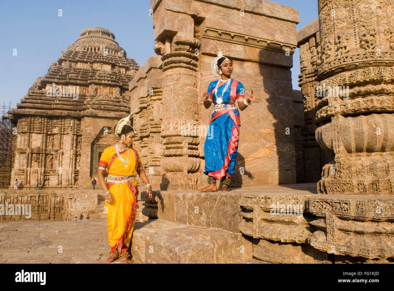 Odissi Tänzer Streik Pose re-inszeniert indischen Mythen wie Ramayana in Frontheritge Sun Tempel Komplex Konarak Orissa Stockfoto