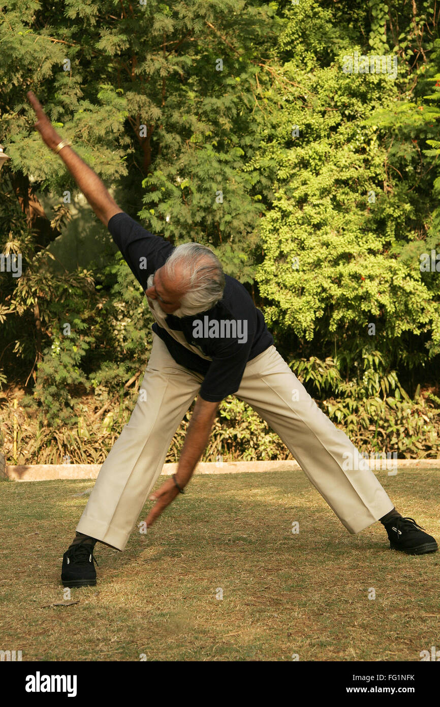 Älterer Herr im dunklen blau-T-Shirt am Morgen Übungen durch Biegen und schwingen Arme im Park selbst halten fit Herr #671 Stockfoto