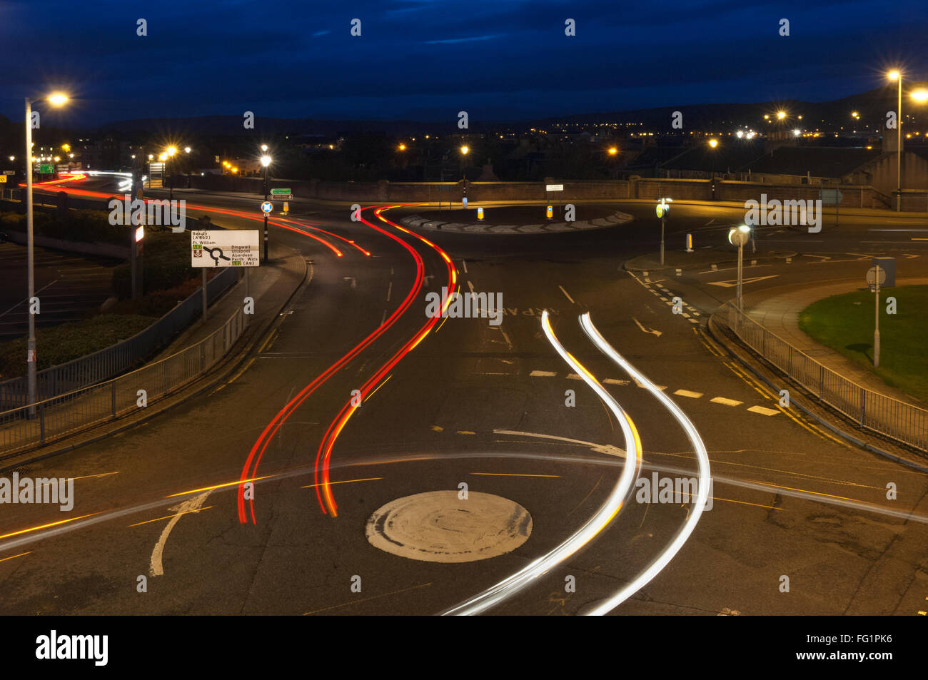 Auto Licht Wege in der Nacht, bei einer Reihe von Kreisverkehren in Inverness, Schottland. Stockfoto