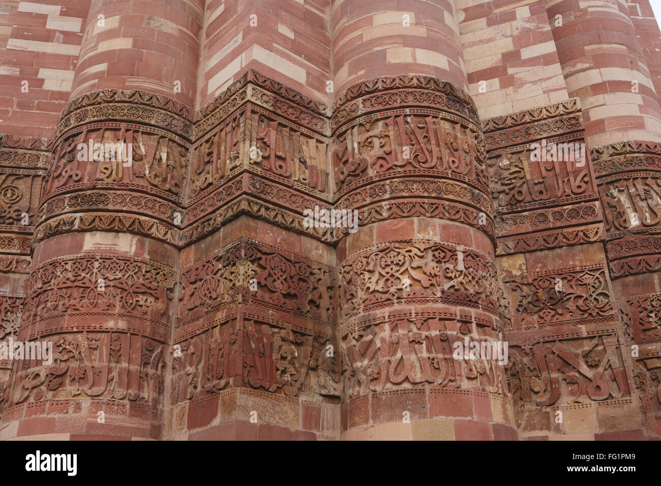 Basis der Qutab Minar besteht Alternative Rundschreiben und dreieckige Elementen errichtet 1311 roten Sandstein Turm Indo maurischer Kunst Delhi Stockfoto