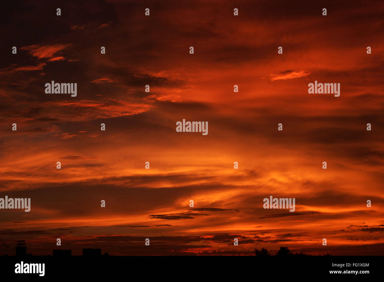 Dramatische Wolke Bildung roter Farbe orange kurz vor Sonnenaufgang, Pune, Maharashtra, Indien Stockfoto