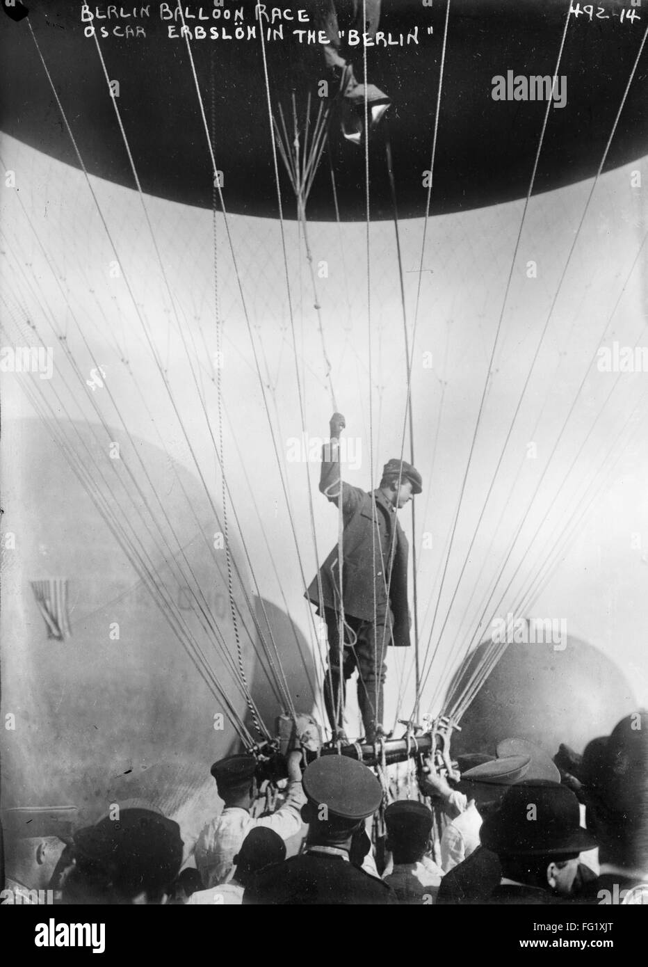 BERLIN: BALLON-WETTFAHRT, 1908. /nGerman Flieger Oscar Erbsloh im Heißluft- Ballon "Berlin" kurz vor einem Rennen in Berlin, Deutschland. Fotografie,  1908 Stockfotografie - Alamy
