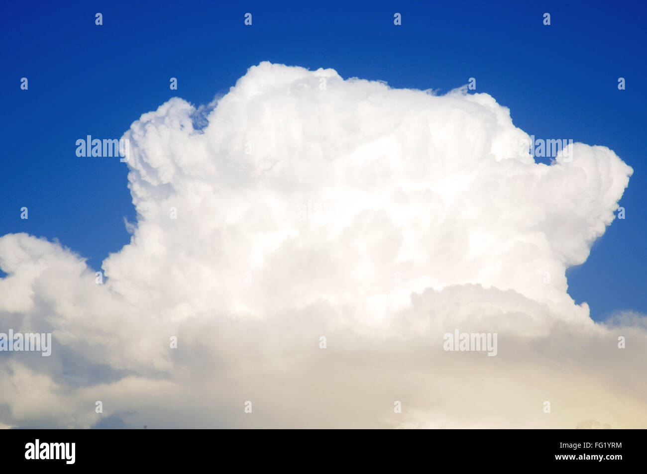 Muster der Wolkenbildung gegen blauen Himmel; Pune; Maharashtra; Indien 21. Mai 2008 Stockfoto