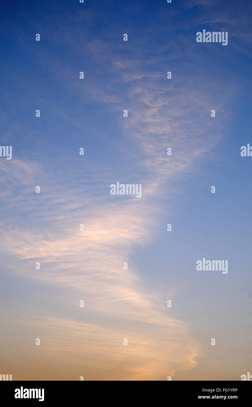 Muster der Wolkenbildung gegen blauen Himmel; Pune; Maharashtra; Indien 21. Mai 2008 Stockfoto