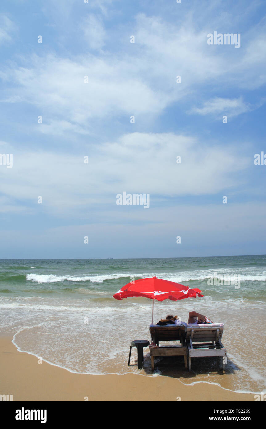 Stühle mit roten Regenschirm Baga Beach Goa Maharashtra Indien Asien September 2010 Stockfoto