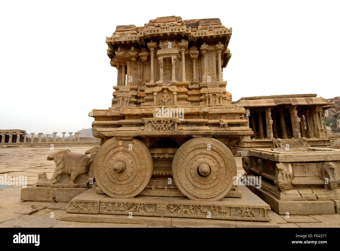 Verzierten Stein Wagen im Hof des Vithala Tempels, Hampi, Karnataka, Indien Stockfoto