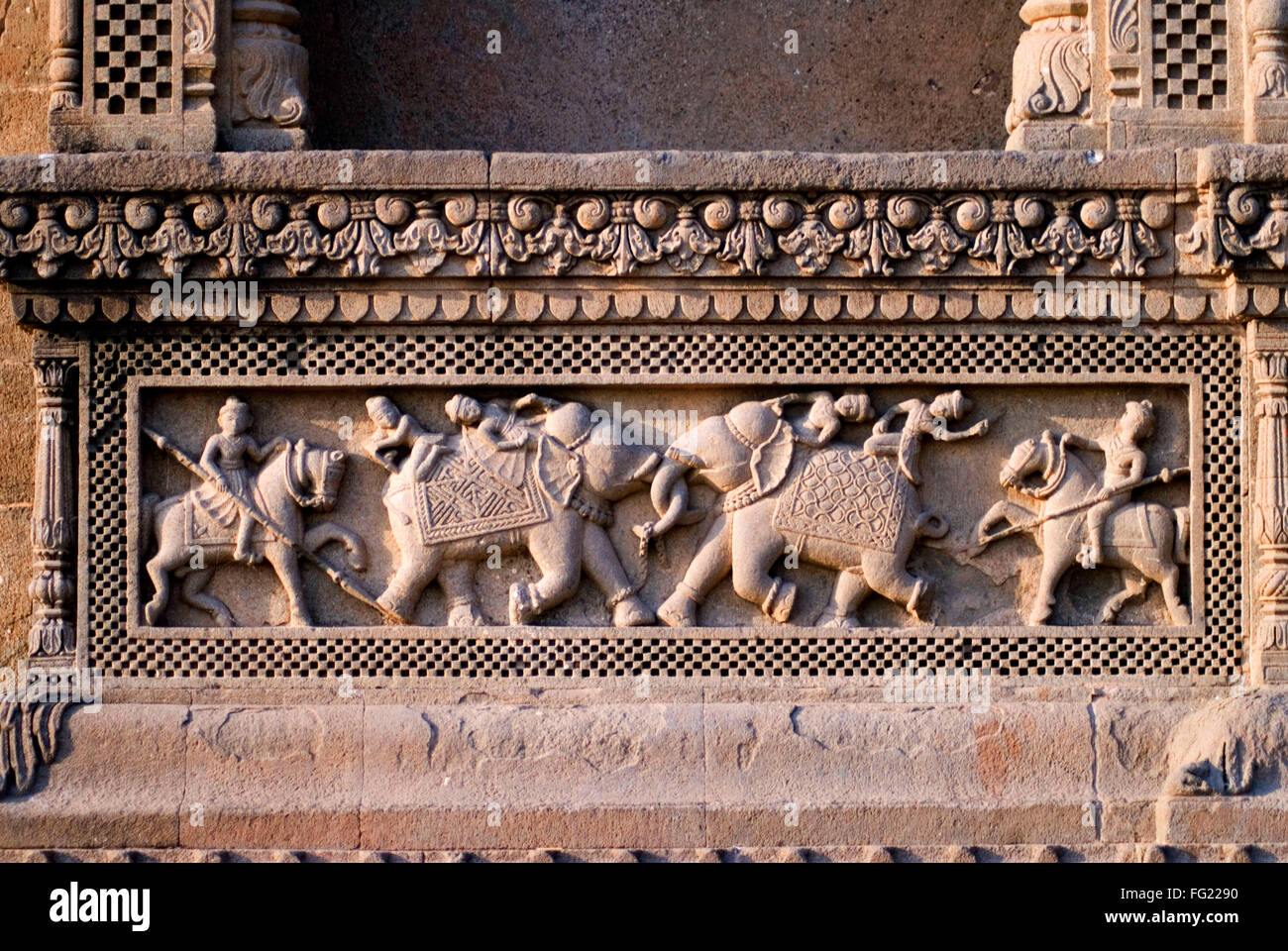 Kriegsszene mit Elefanten und Pferden Steinreliefskulptur in Stein am Tor des Maheshwar Tempels, Maheshwar, Madhya Pradesh, Indien, indische Tempel Stockfoto