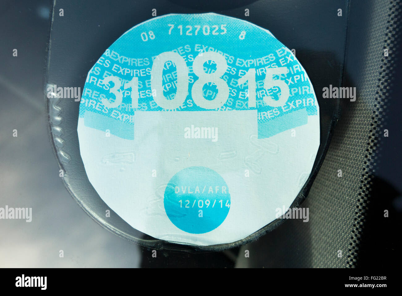 Selbst gedruckt, ausgeschnitten / Ausschnitt Auto Vignette auf einer Windschutzscheibe vor Steuer Scheiben wurden eingestellt. VEREINIGTES KÖNIGREICH. Stockfoto