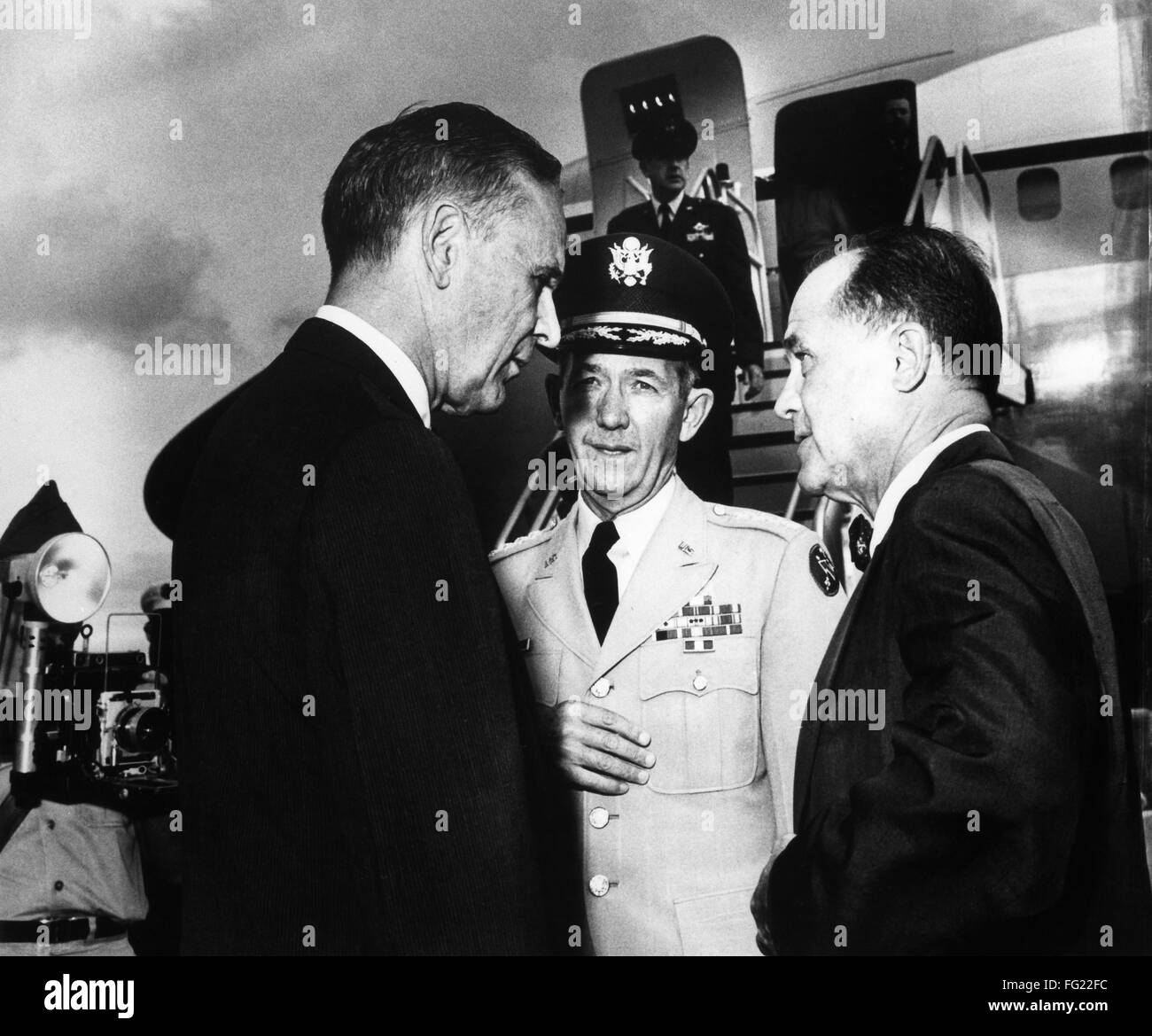 MAXWELL D. TAYLOR /n(1901-1987). US-amerikanischer Offizier und Diplomat. Taylor (links) verleiht in Honolulu, Hawaii, mit Admiral Harry D. Felt (Mitte) und General James F. Collins von der US Pacific Command, während auf seiner Weise zur Beurteilung der Situation in So Stockfoto