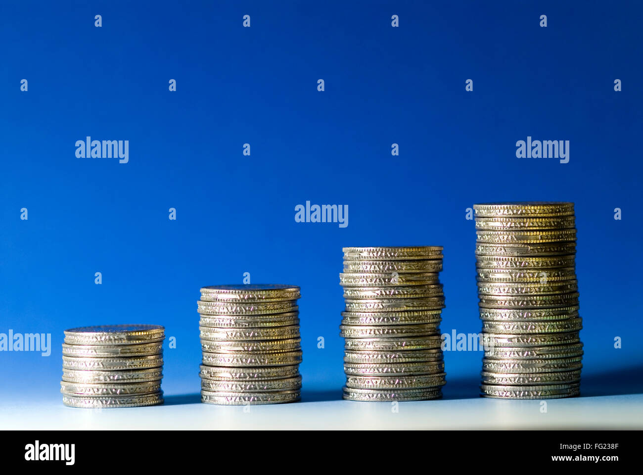 Konzept, ordnen Wachstum indischen fünf Rupien Münzen in Stapel auf weißem Hintergrund Stockfoto