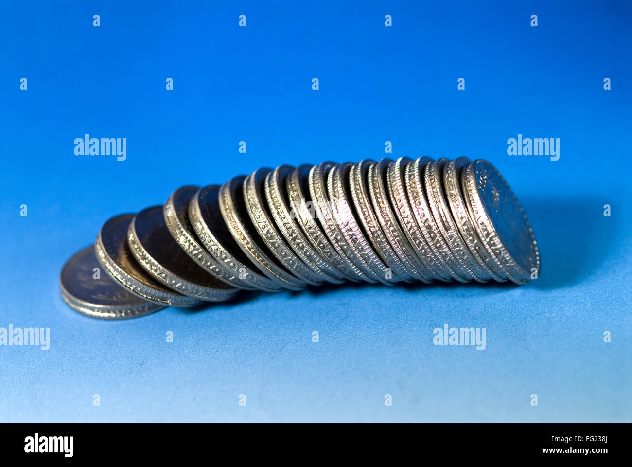 Konzept, arrangieren Wachstum indischen fünf Rupien Münzen hintereinander auf weißem Hintergrund Stockfoto
