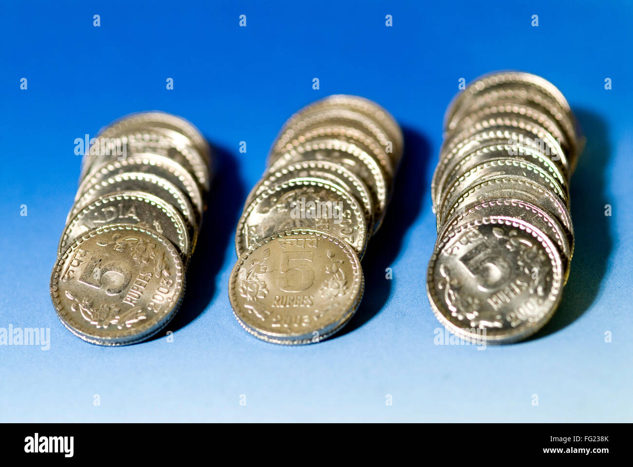 Konzept, arrangieren Wachstum indischen fünf Rupien Münzen hintereinander auf weißem Hintergrund Stockfoto