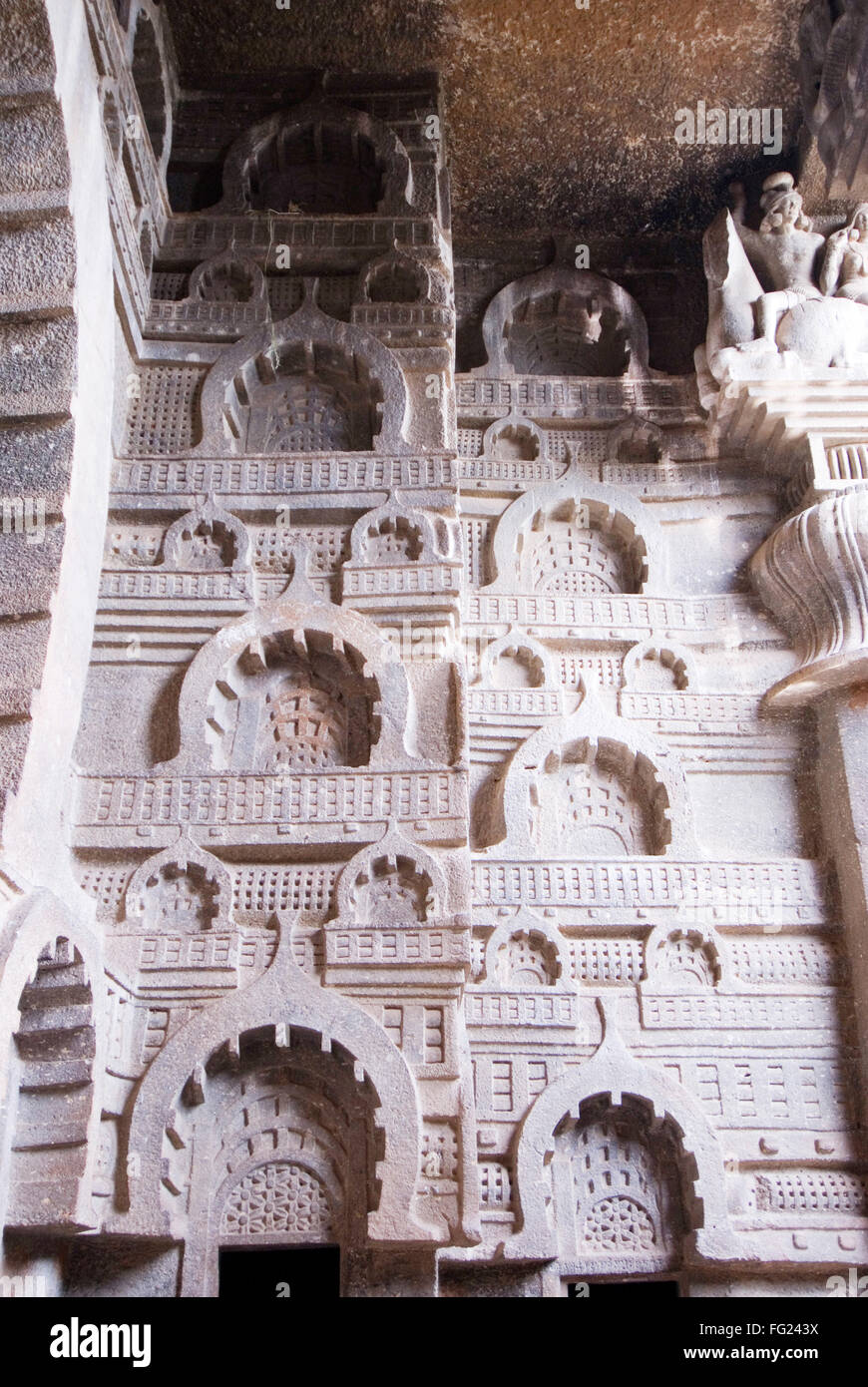 Bedsa Fels geschnitten Höhle Details der Seitenwand gemeißelt in Stein aus der Zeit um 2. Jahrhundert v. Chr., District Pune, Maharashtra Stockfoto