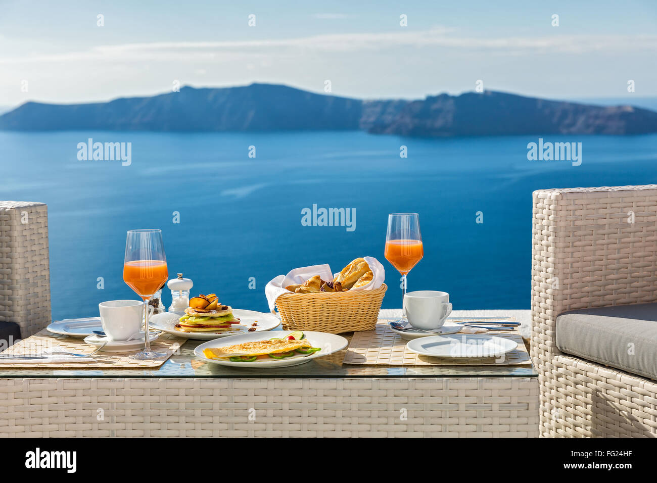 Frisches Frühstück in schöner Lage mit Blick aufs Meer Stockfoto