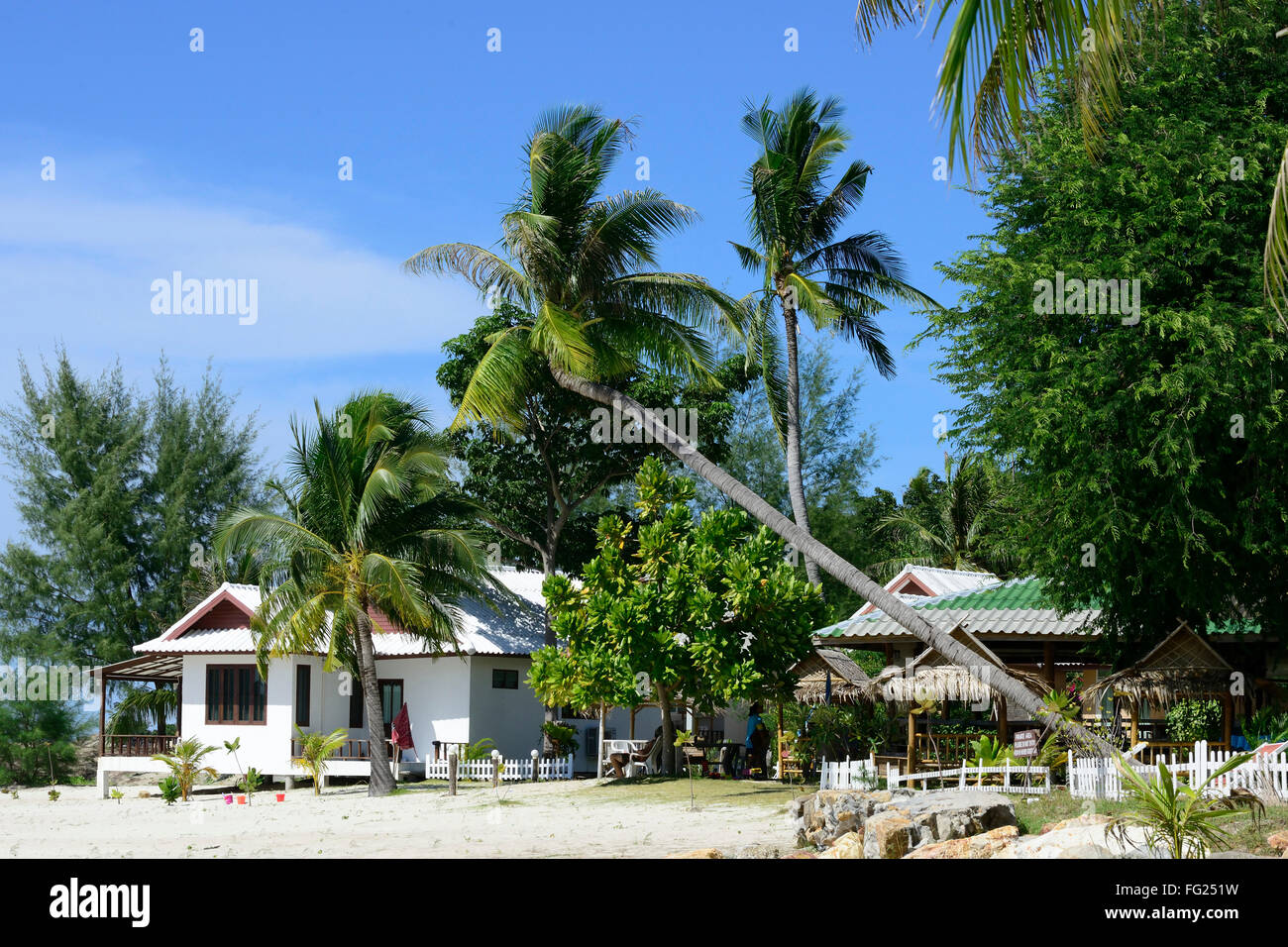 Bungalow mit einem Luxus-Resort auf Ao Chaloklum Strand, Insel Koh Phangan, Provinz Surat Thani, Thailand, Südostasien Stockfoto