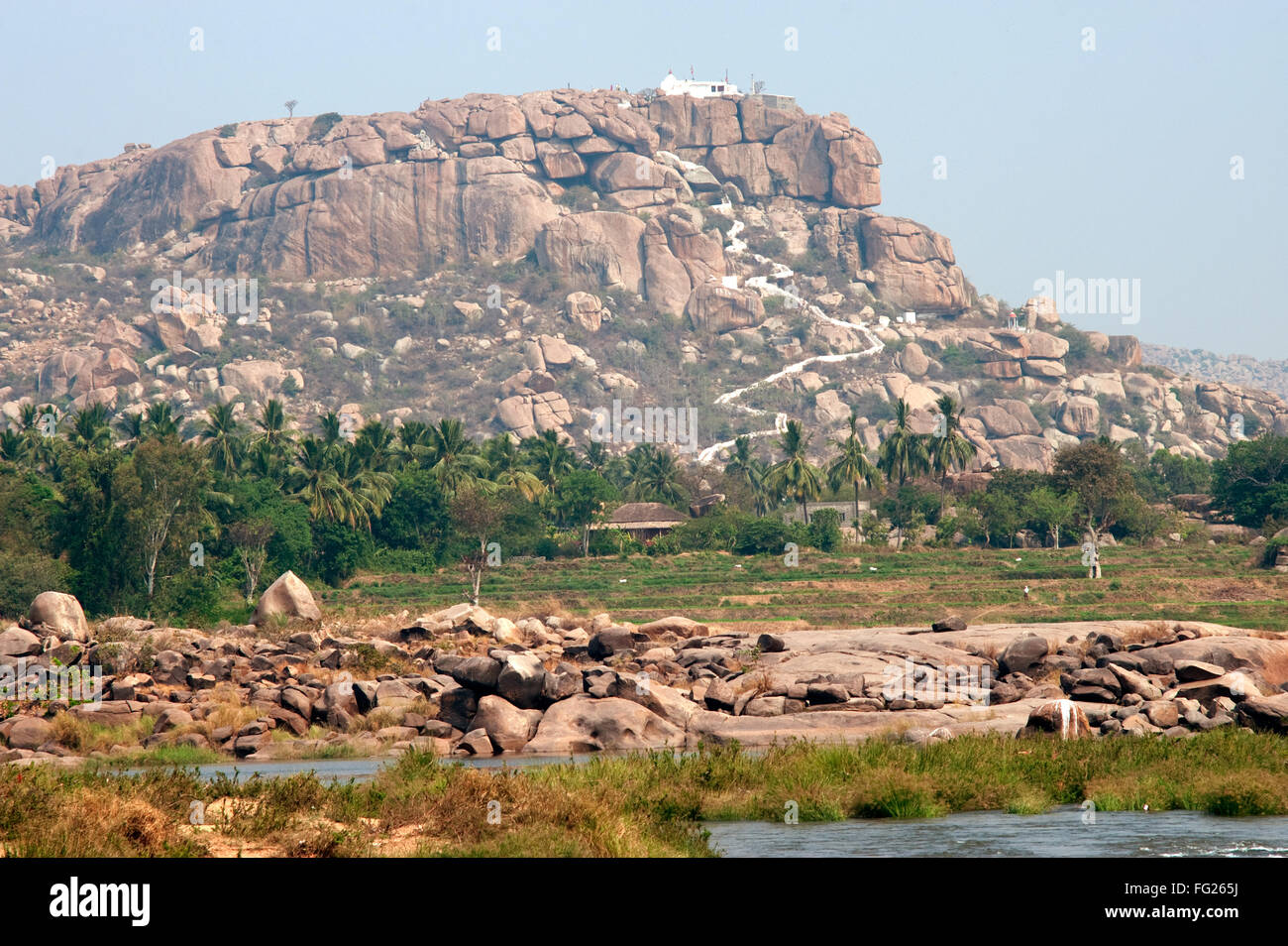 Anjani Hügel am Ufer des Tungabhadhra Flusses; Hampi; Karnataka; Indien Stockfoto