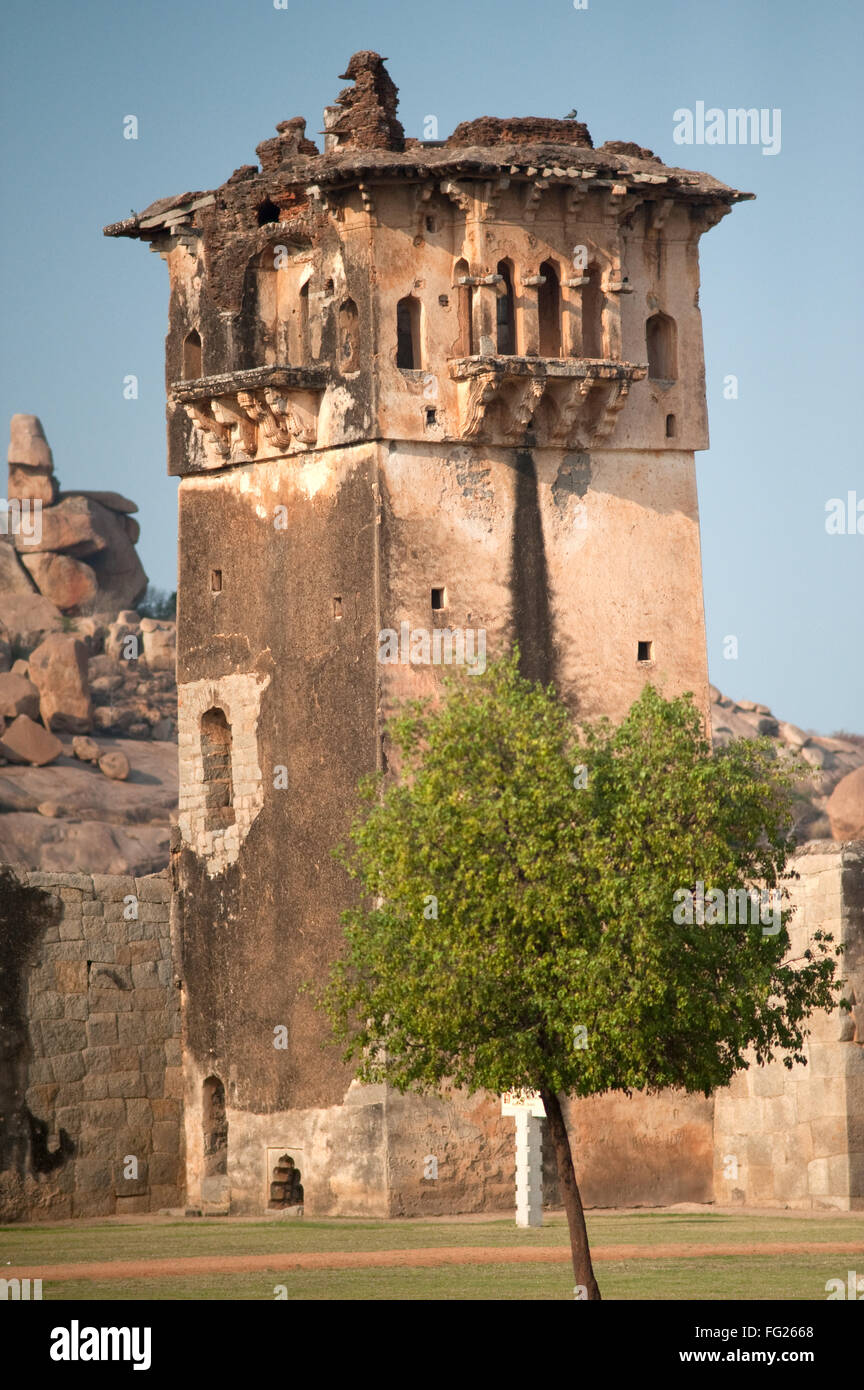 Bastion an der vorderen Ecke am Lotus Mahal geschmückt; Hampi; Karnataka; Indien Stockfoto