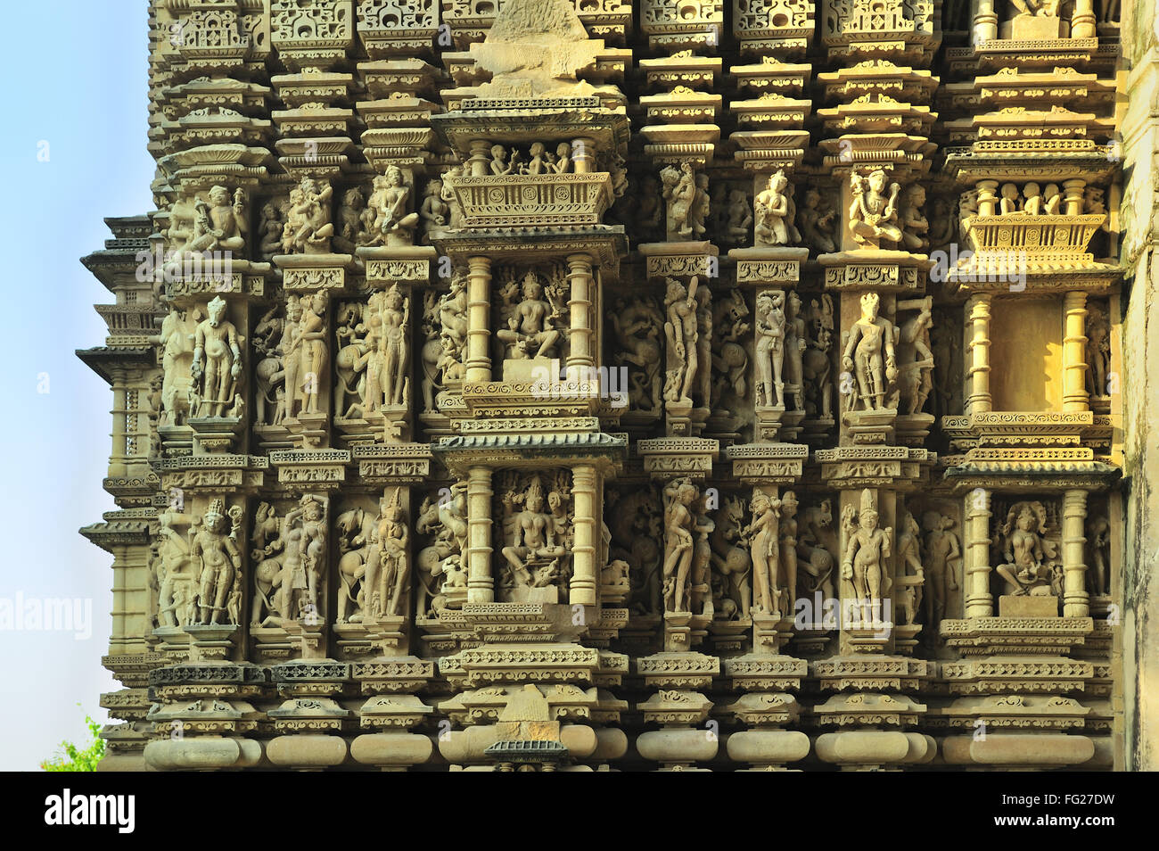 aufwendig gearbeitete Wand der Adinath-Tempel von Khajuraho Madhya Pradesh, Indien Stockfoto