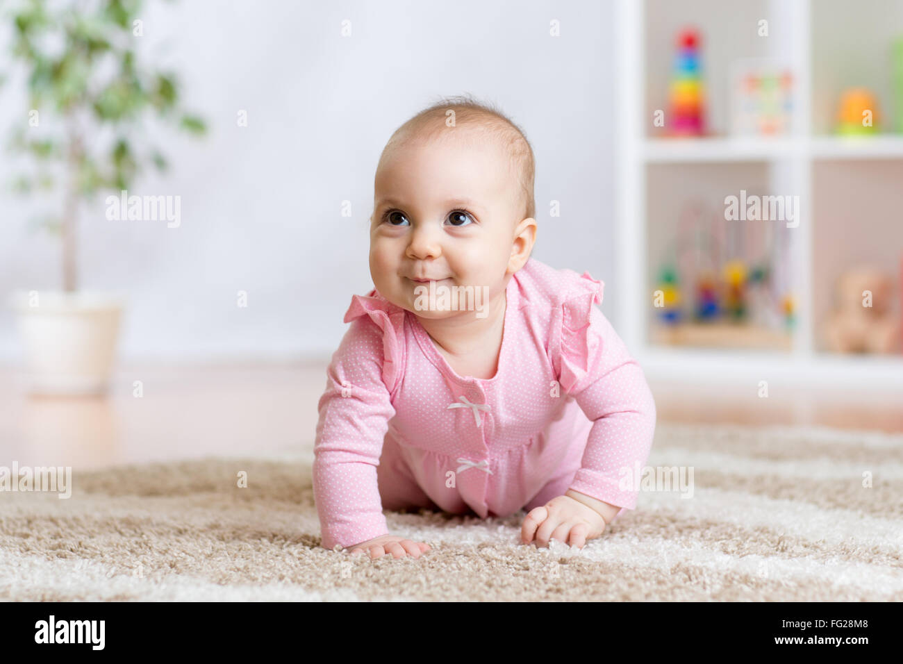 lustige Baby drinnen zu Hause kriechen Stockfoto