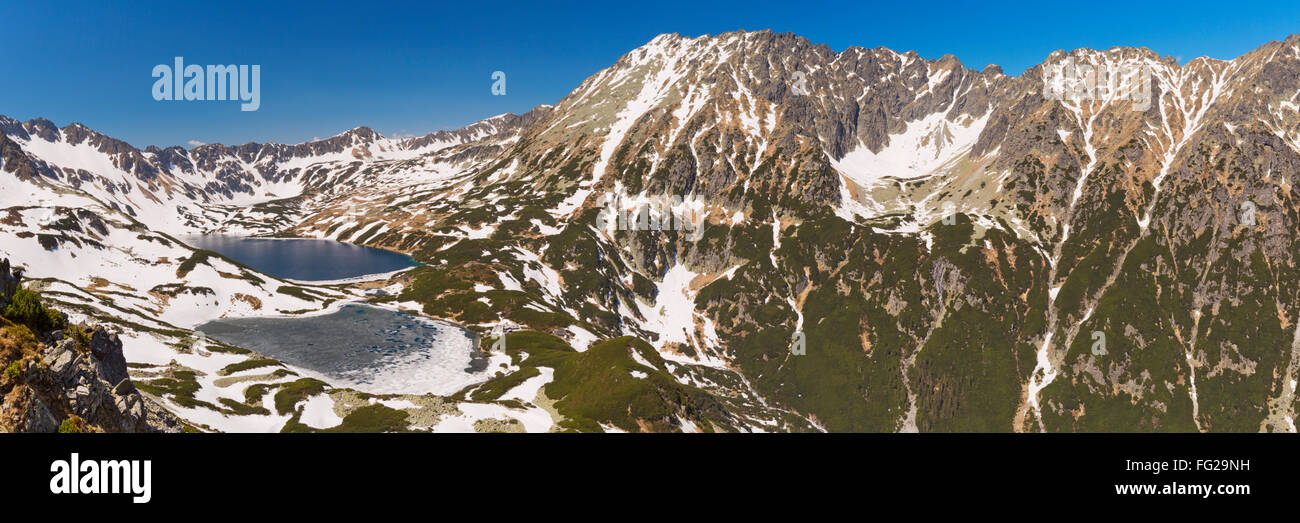 Dolina Pięciu Stawów (fünf-Seen-Tal) in der polnischen Tatra im Frühjahr mit dem letzten Schnee noch verweilen auf dem moun Stockfoto
