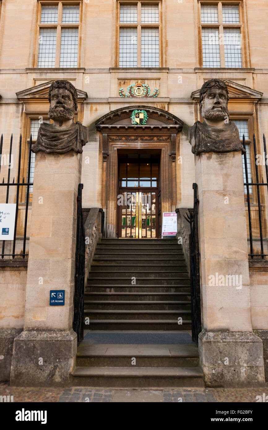 Vordere Fassade außen vor: Museum für Wissenschaftsgeschichte (Old Ashmolean Building) mit Treppe / Schritte zur Tür. Oxford UK Stockfoto