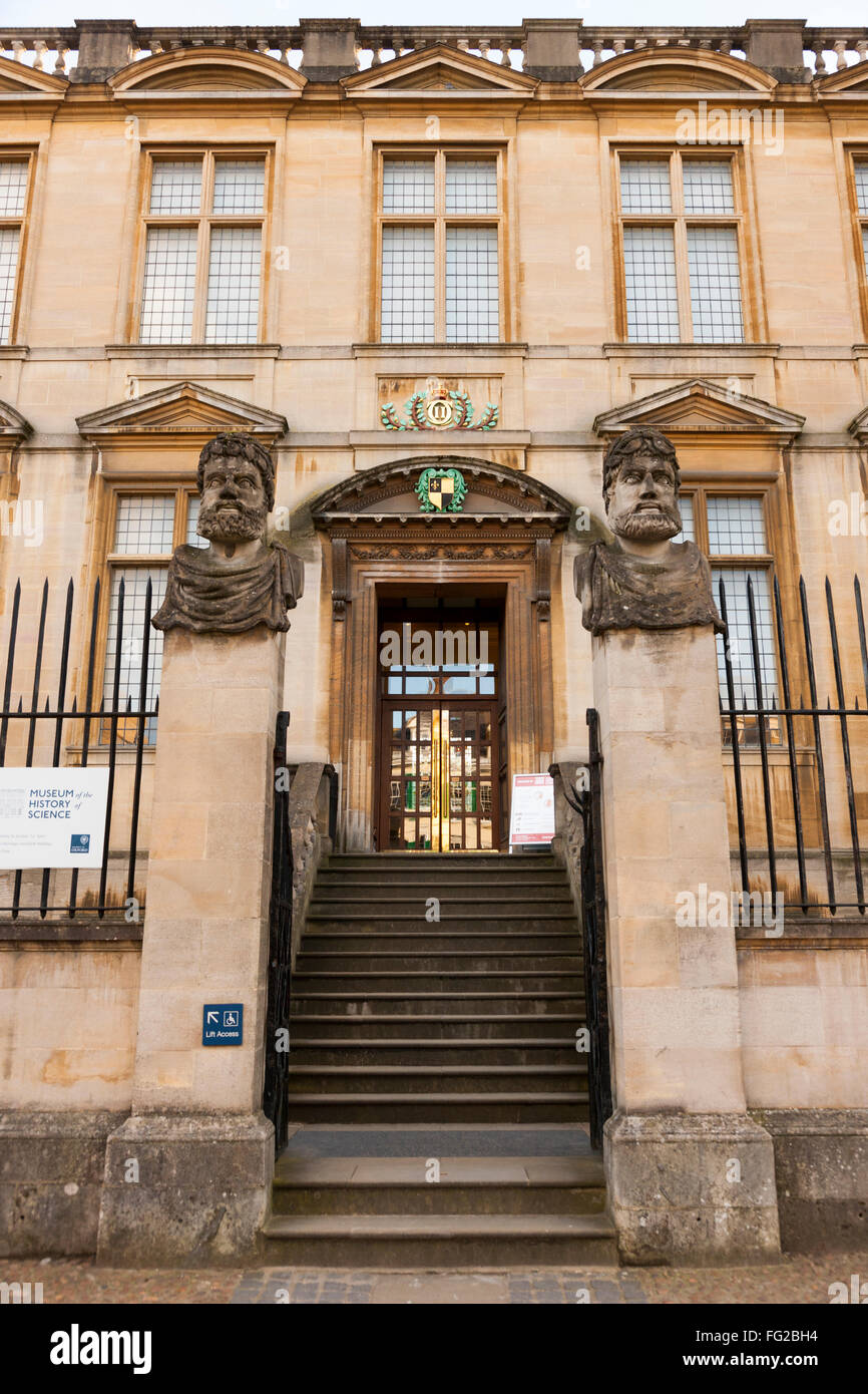 Vordere Fassade außen vor: Museum für Wissenschaftsgeschichte (Old Ashmolean Building) mit Treppe / Schritte zur Tür. Oxford UK Stockfoto
