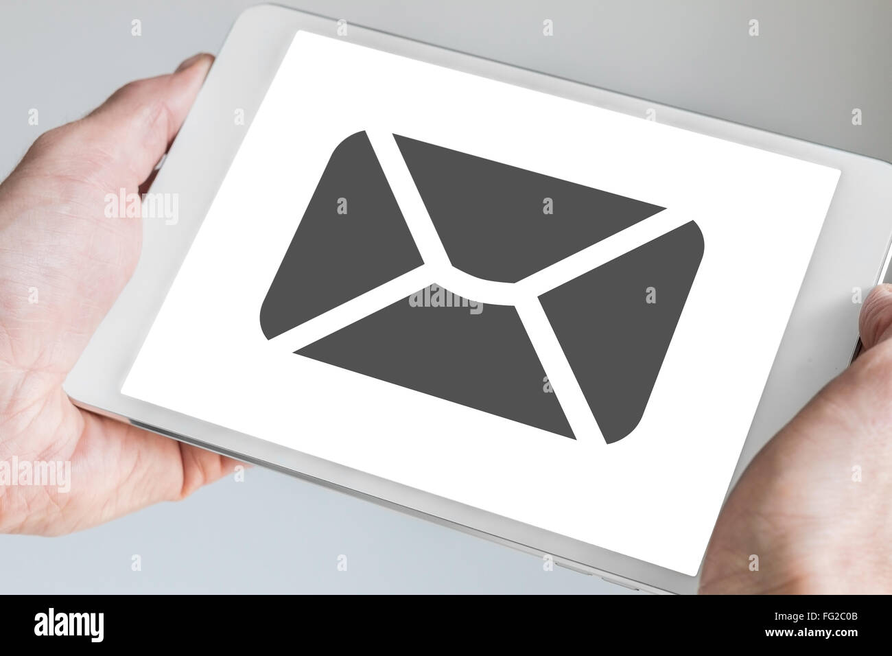 Mobile e-Mail- und Messaging-Konzept auf Touchscreen des modernen Tablet angezeigt in zwei Händen gehalten Stockfoto
